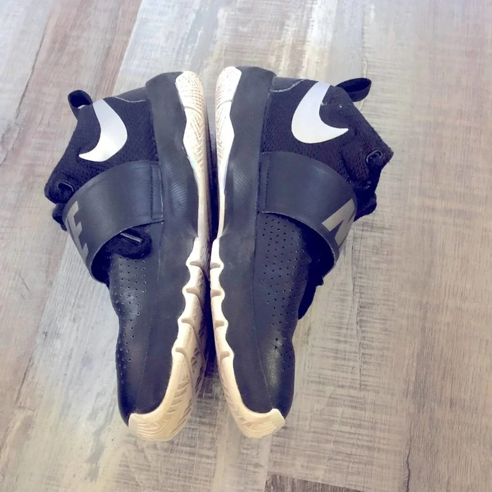 Nike team hustle D8 black boys sneakers